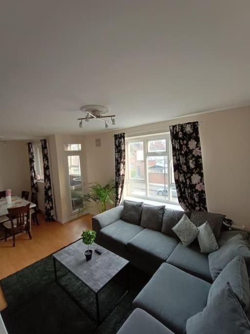 Spacious 3 Bed Flat Opp Springfield Park, Hackney. Londres