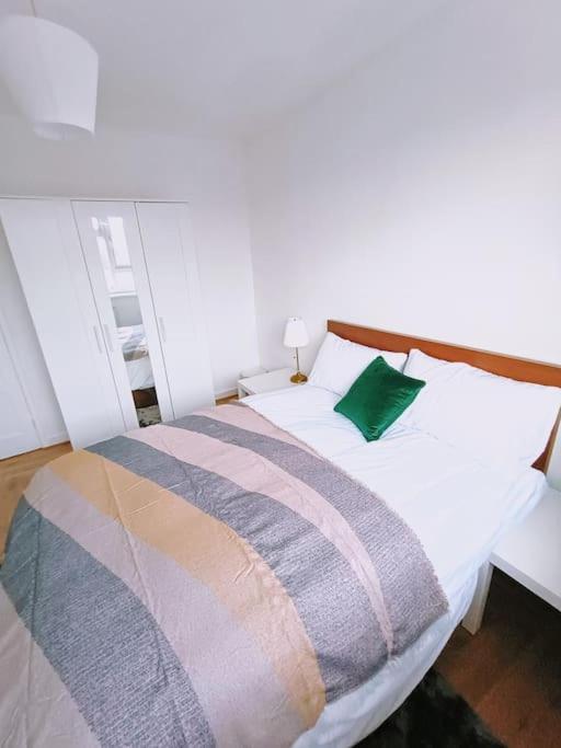 Spacious 3 Bed Flat Opp Springfield Park, Hackney. Apartamento