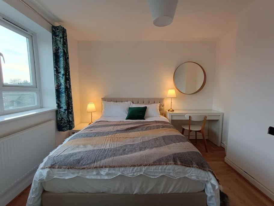 Spacious 3 Bed Flat Opp Springfield Park, Hackney. * Londres