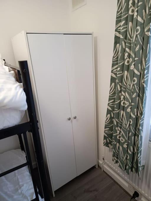 Spacious 3 Bed Flat Opp Springfield Park, Hackney. Apartamento