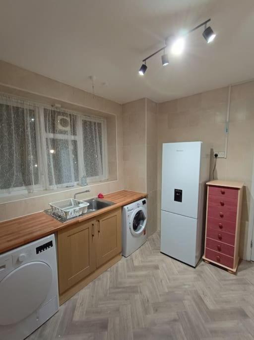 Spacious 3 Bed Flat Opp Springfield Park, Hackney. Apartamento *