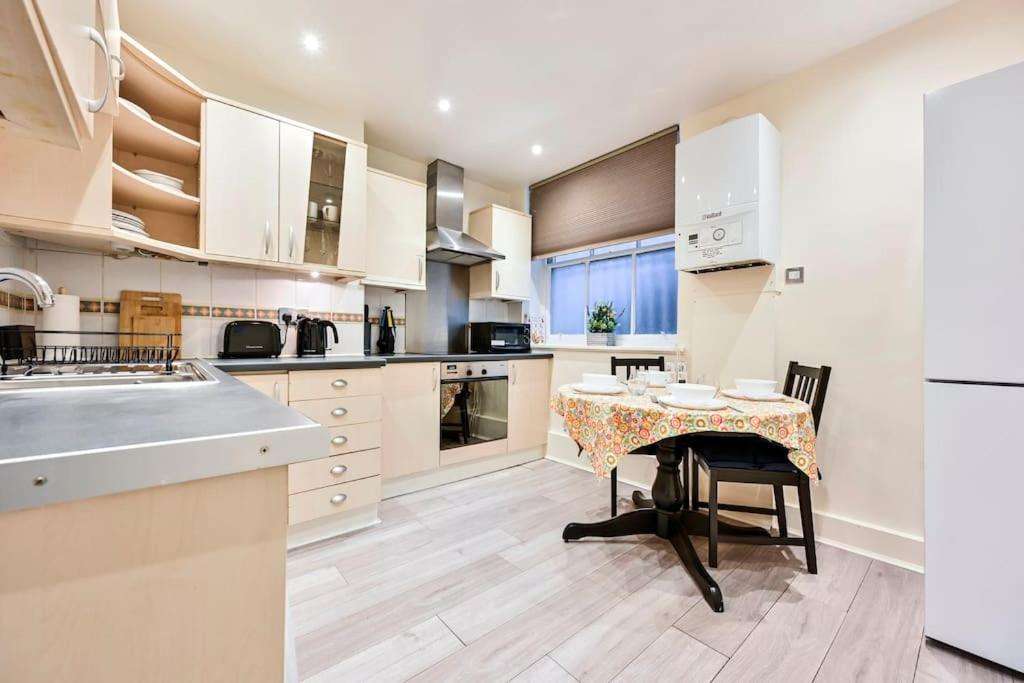 Charming In The Heart Of Paddington Apartment London