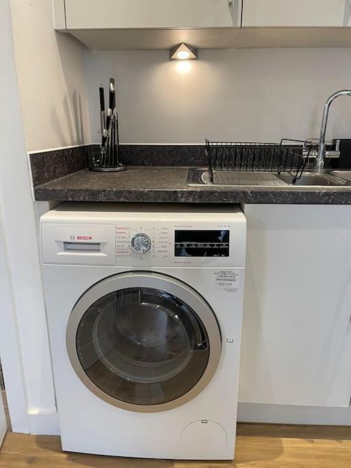 Contemporary Urban Retreat, 2-bedroom Haven By City Airport *