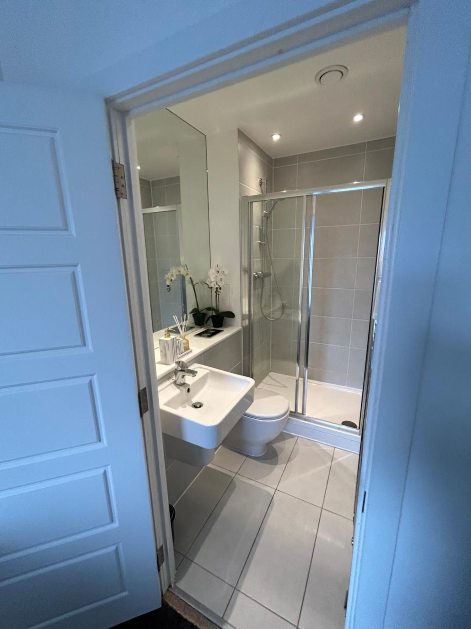 Contemporary Urban Retreat, 2-bedroom Haven By City Airport Apartment