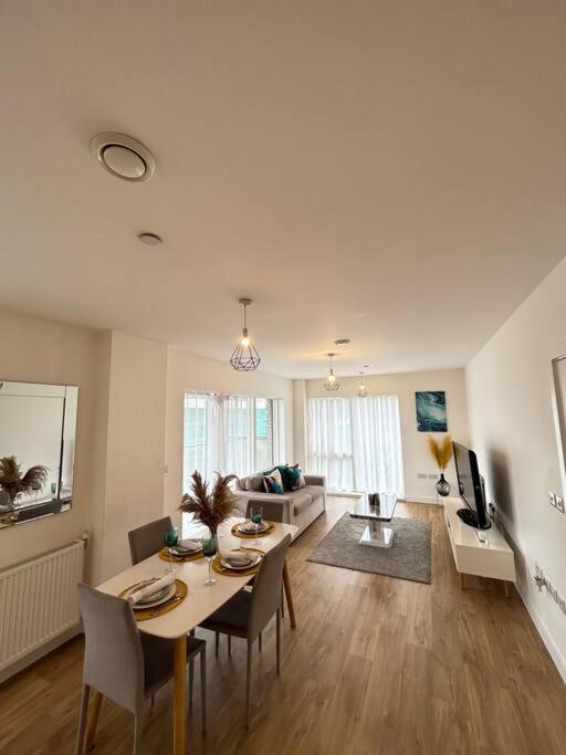 Contemporary Urban Retreat, 2-bedroom Haven By City Airport Apartment *