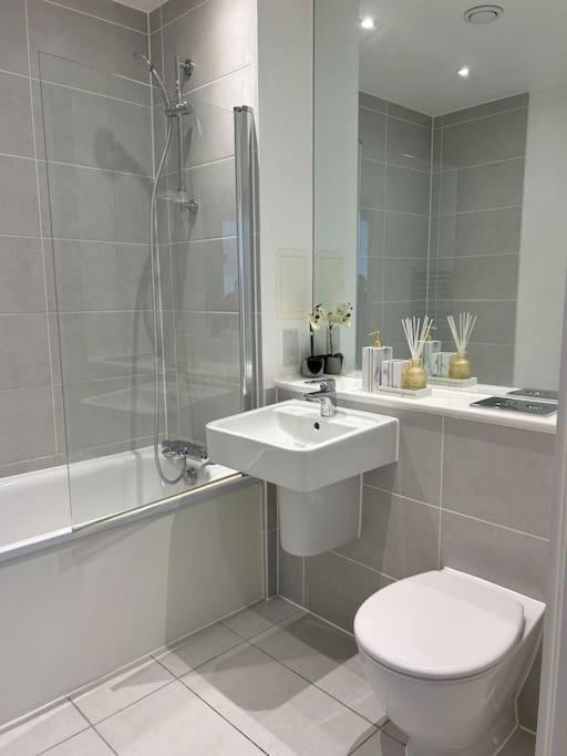Apartment Contemporary Urban Retreat, 2-bedroom Haven By City Airport London