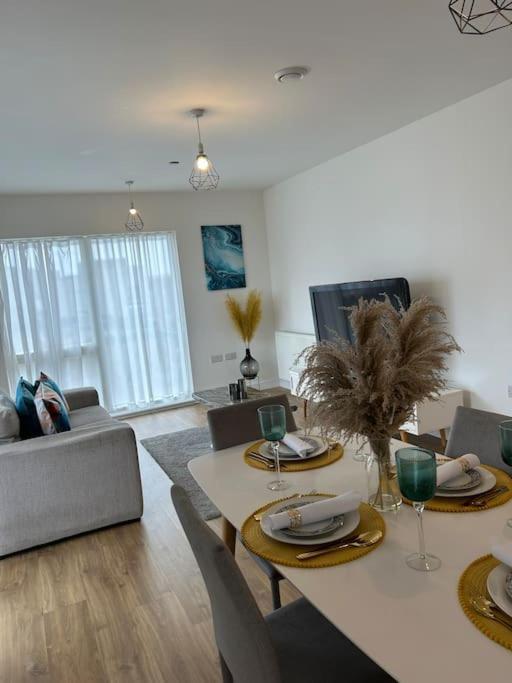 Contemporary Urban Retreat, 2-bedroom Haven By City Airport Apartment London