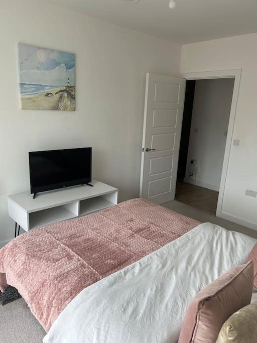 Contemporary Urban Retreat, 2-bedroom Haven By City Airport *
