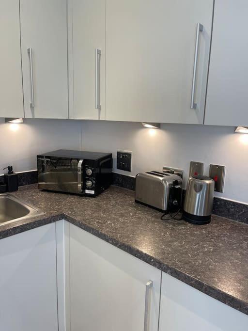 Contemporary Urban Retreat, 2-bedroom Haven By City Airport * London