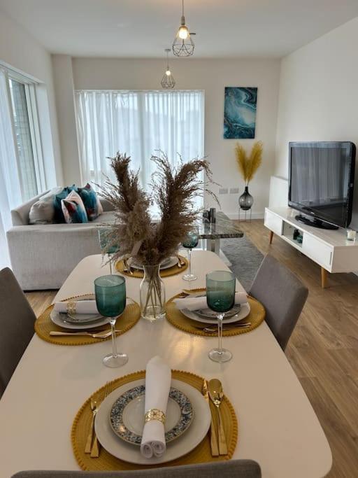 Contemporary Urban Retreat, 2-bedroom Haven By City Airport *
