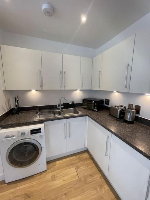 Contemporary Urban Retreat, 2-bedroom Haven By City Airport Apartment *