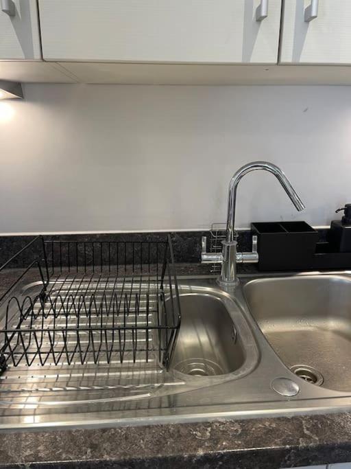 Contemporary Urban Retreat, 2-bedroom Haven By City Airport Apartment London