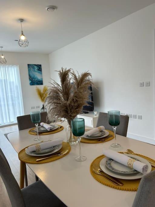 Contemporary Urban Retreat, 2-bedroom Haven By City Airport Apartment