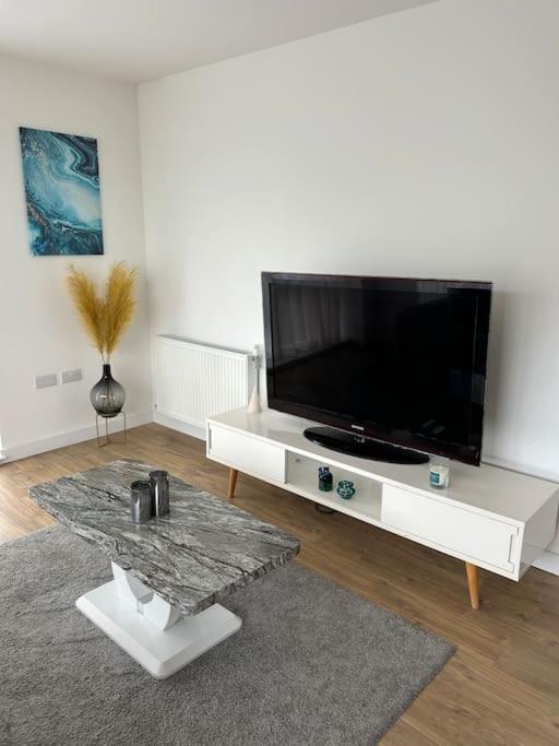 Contemporary Urban Retreat, 2-bedroom Haven By City Airport Apartment *