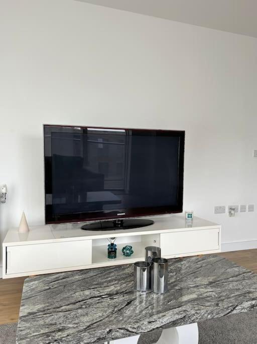 Contemporary Urban Retreat, 2-bedroom Haven By City Airport Apartment