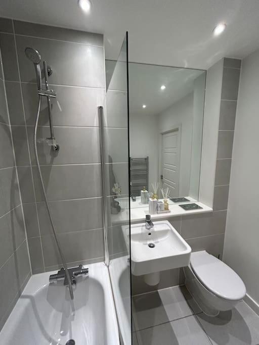 Contemporary Urban Retreat, 2-bedroom Haven By City Airport London
