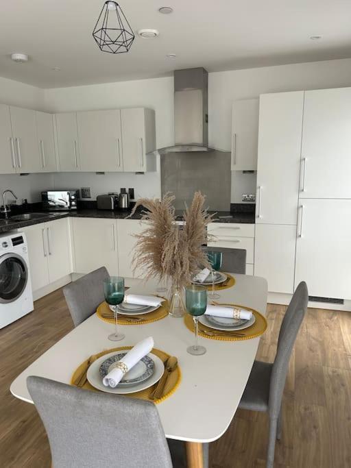 Contemporary Urban Retreat, 2-bedroom Haven By City Airport London