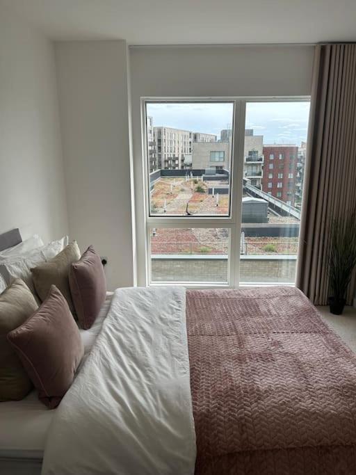 Contemporary Urban Retreat, 2-bedroom Haven By City Airport Apartment *