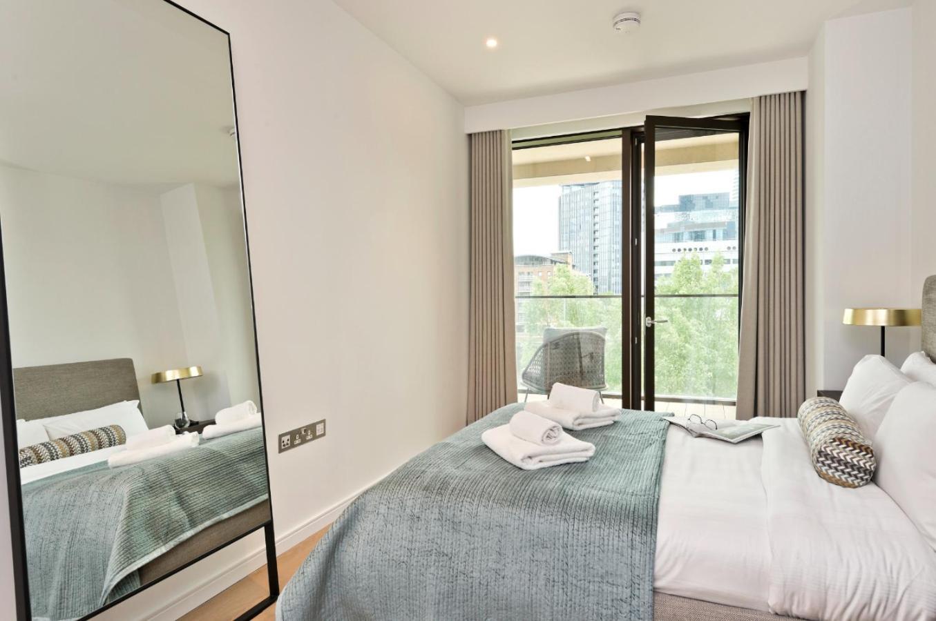 Elegant And Modern In Canary Wharf Right Next To Thames Londen