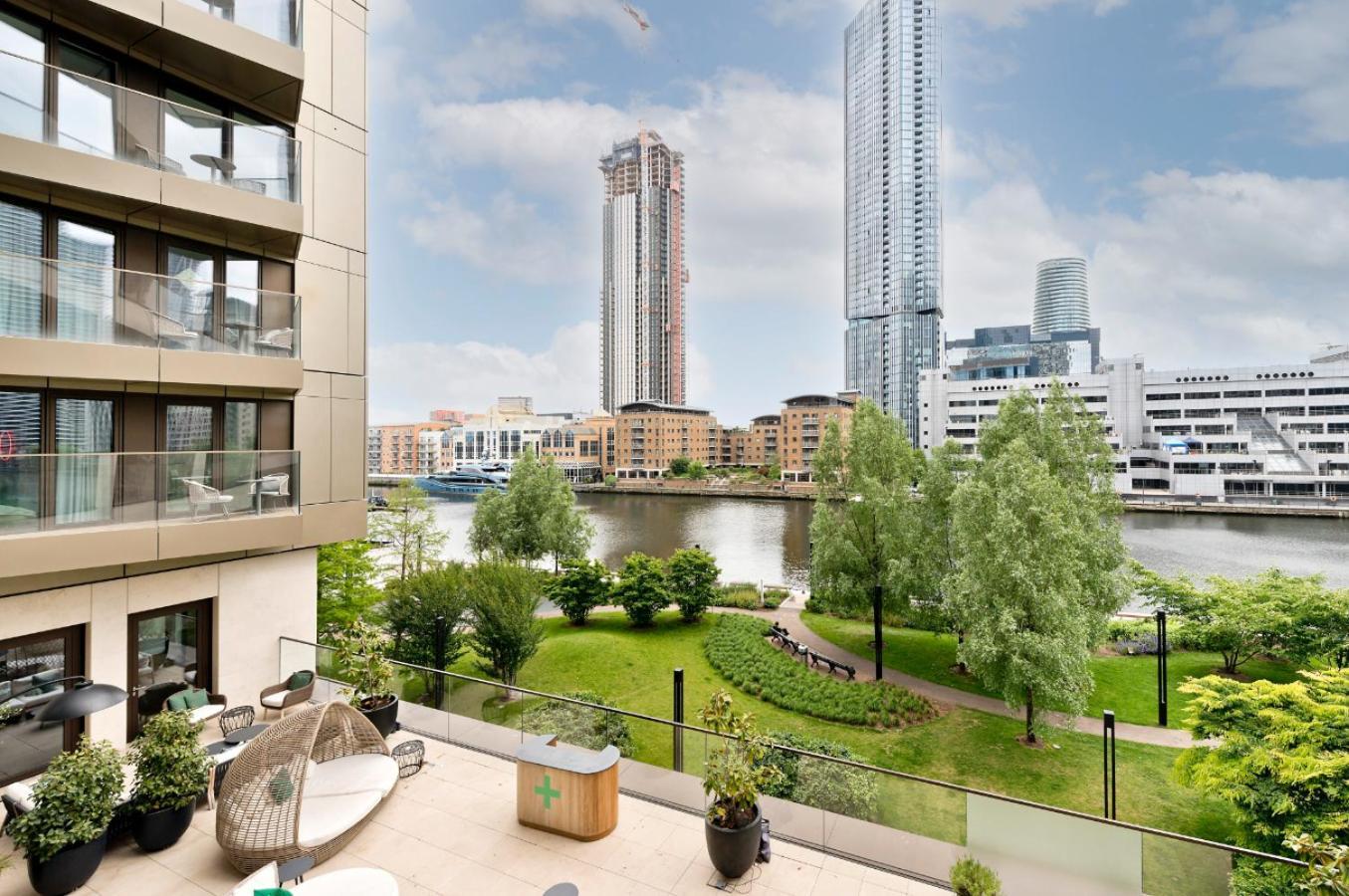 Elegant And Modern In Canary Wharf Right Next To Thames Londen