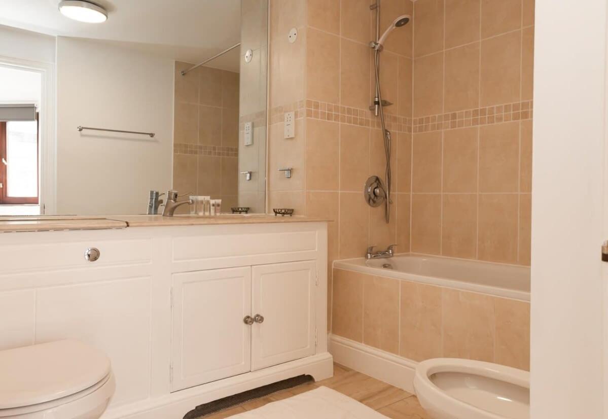 Spacious 1 Bed Mayfair With Balcony * Londres