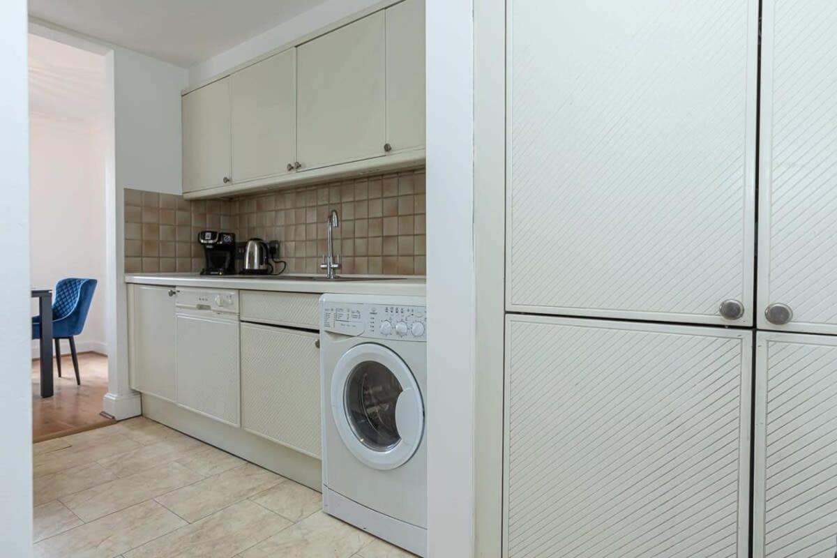 Spacious 1 Bed Mayfair With Balcony
