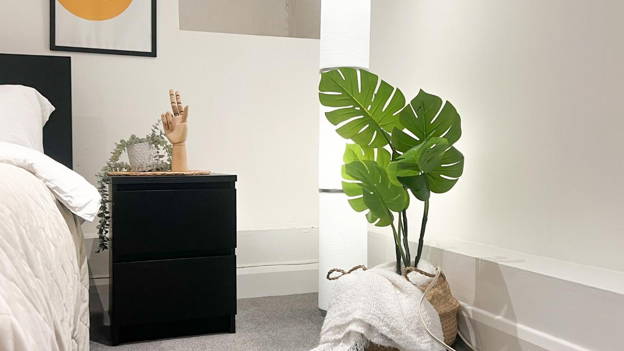 Stylish 3 Bed Flat With Garden Apartment *