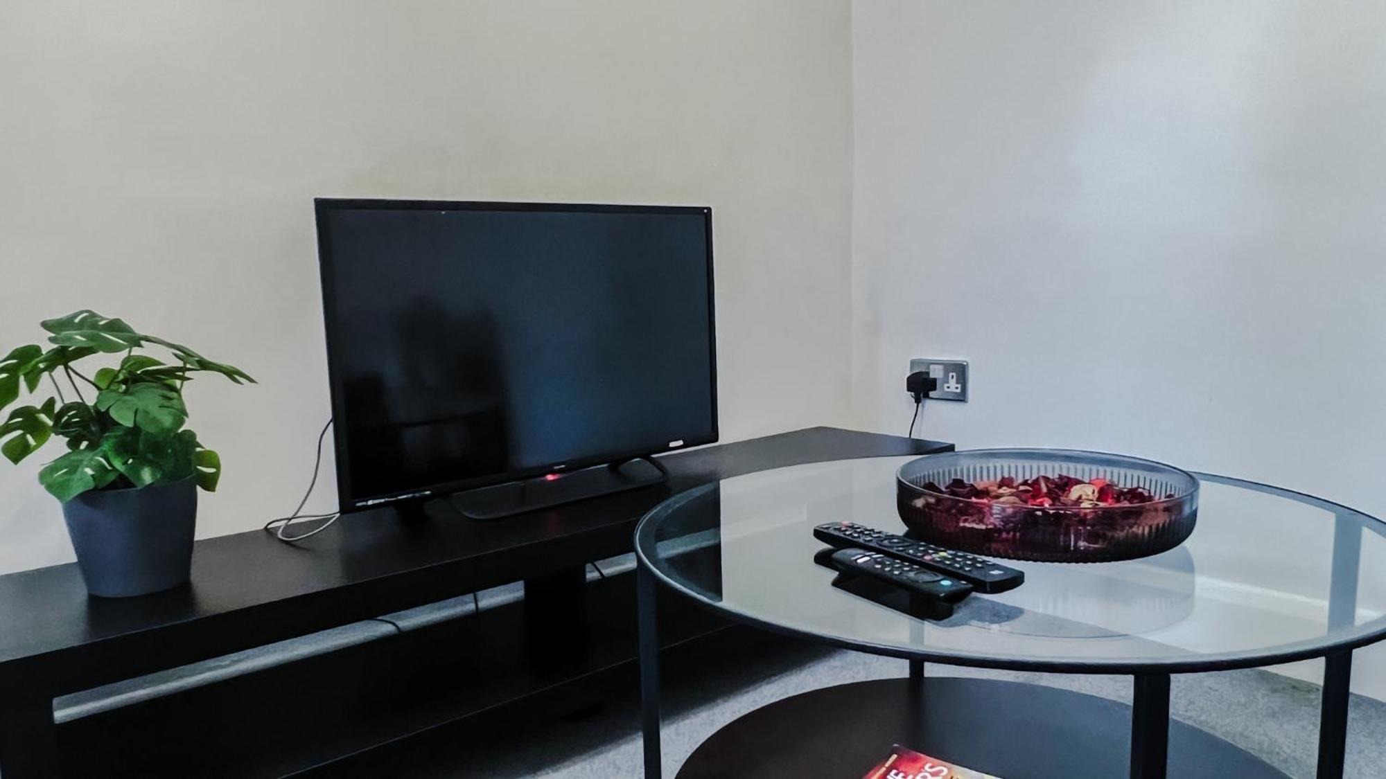 Stylish 3 Bed Flat With Garden