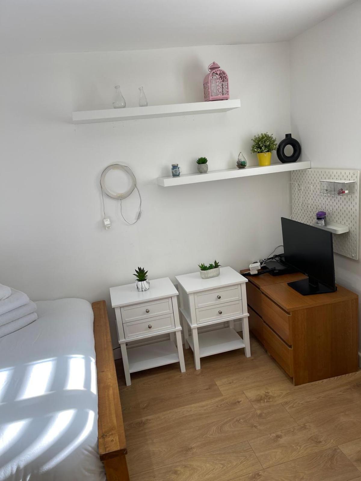 Apartamento Lovely 3 Bedroom House Short Term & Flexible Renting Limehouse With Private Parking And Garden! Londres