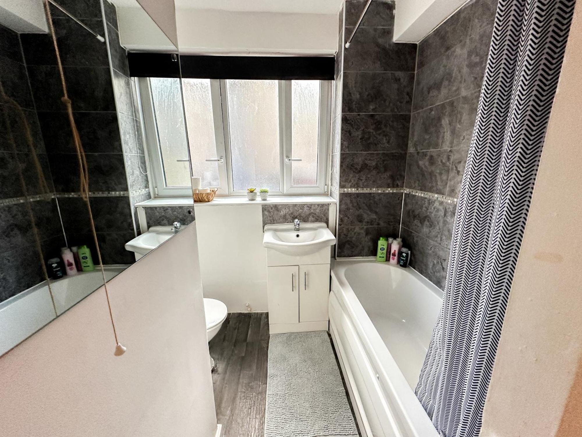 Vibrant 3 Bedrooms Flat With Private Balcony Near Finsbury Park, Wood Green Appartement *