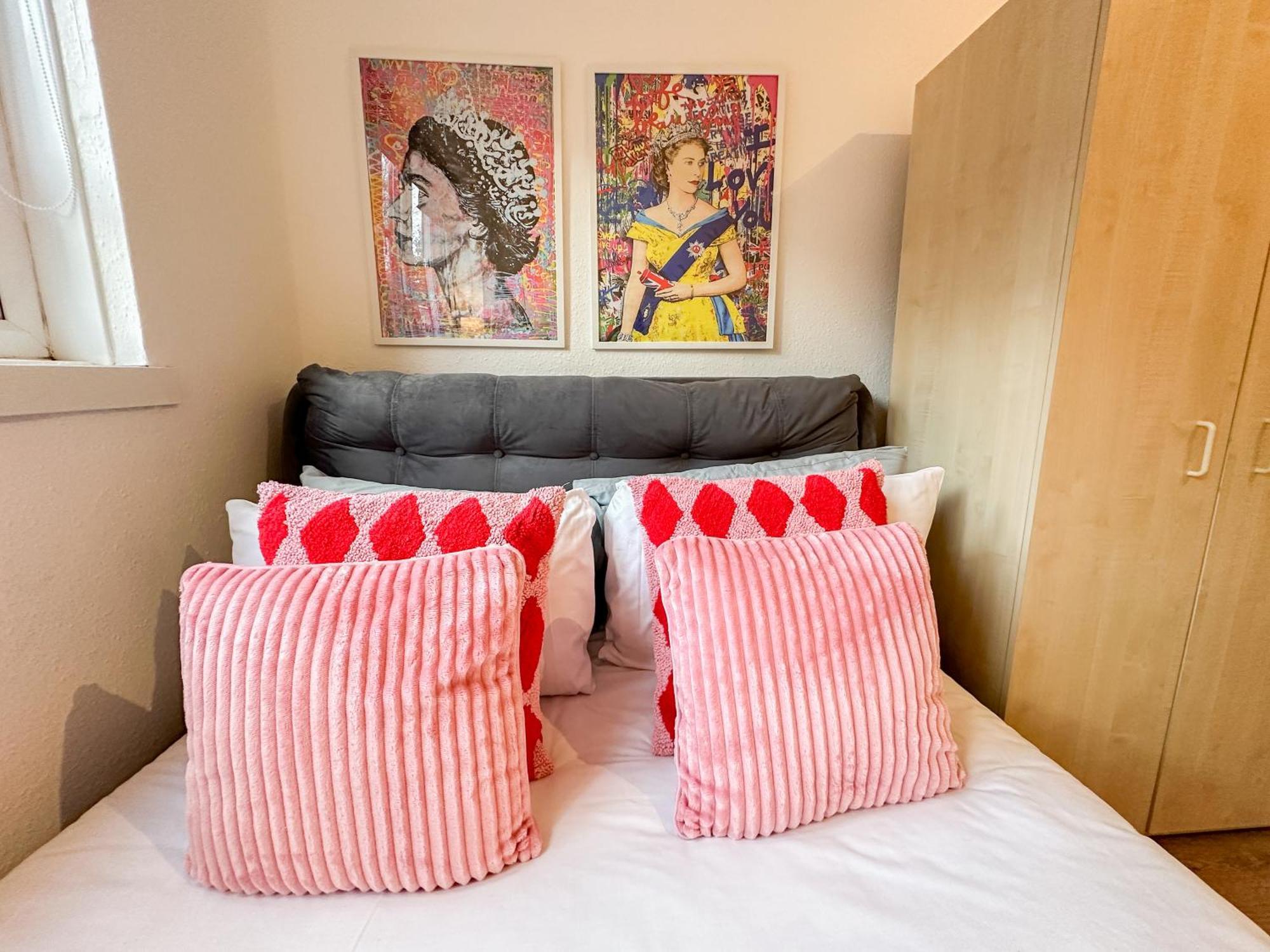 Vibrant 3 Bedrooms Flat With Private Balcony Near Finsbury Park, Wood Green Appartement *