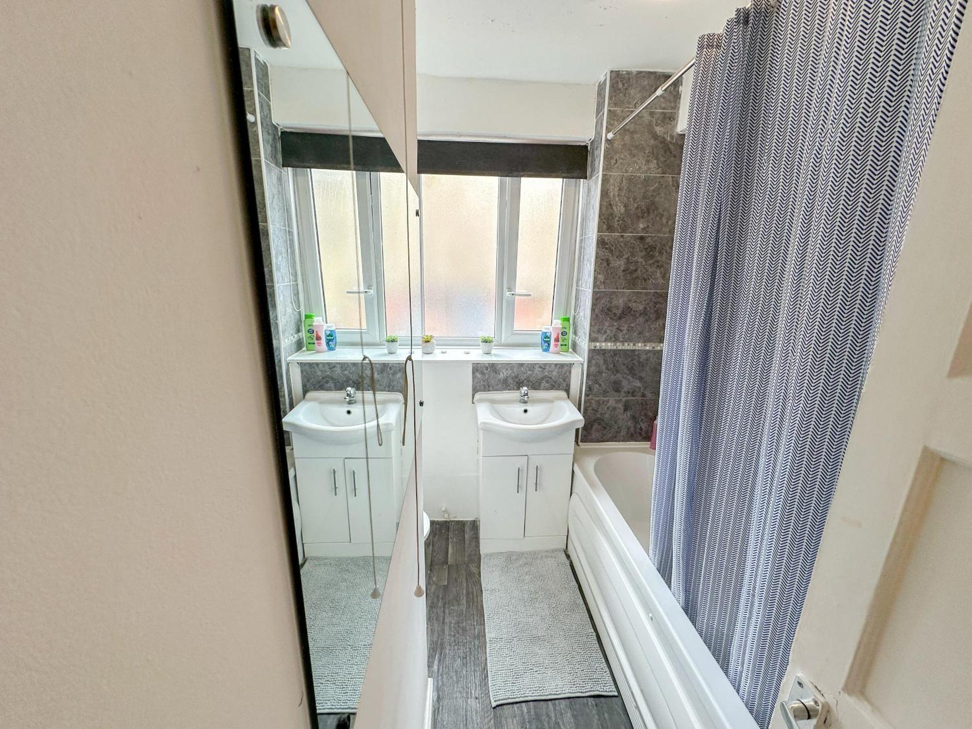 Vibrant 3 Bedrooms Flat With Private Balcony Near Finsbury Park, Wood Green * Londres