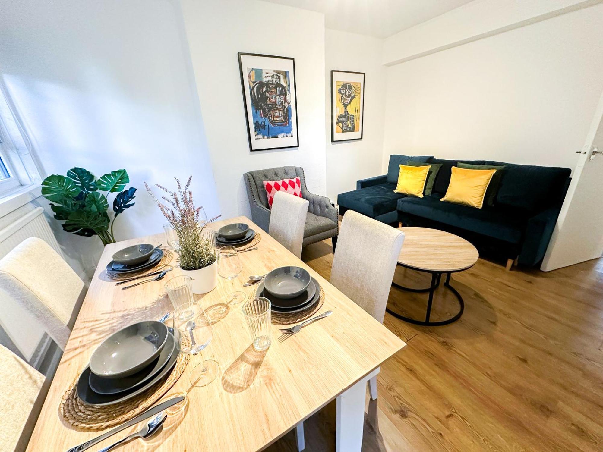 Vibrant 3 Bedrooms Flat With Private Balcony Near Finsbury Park, Wood Green Appartement *