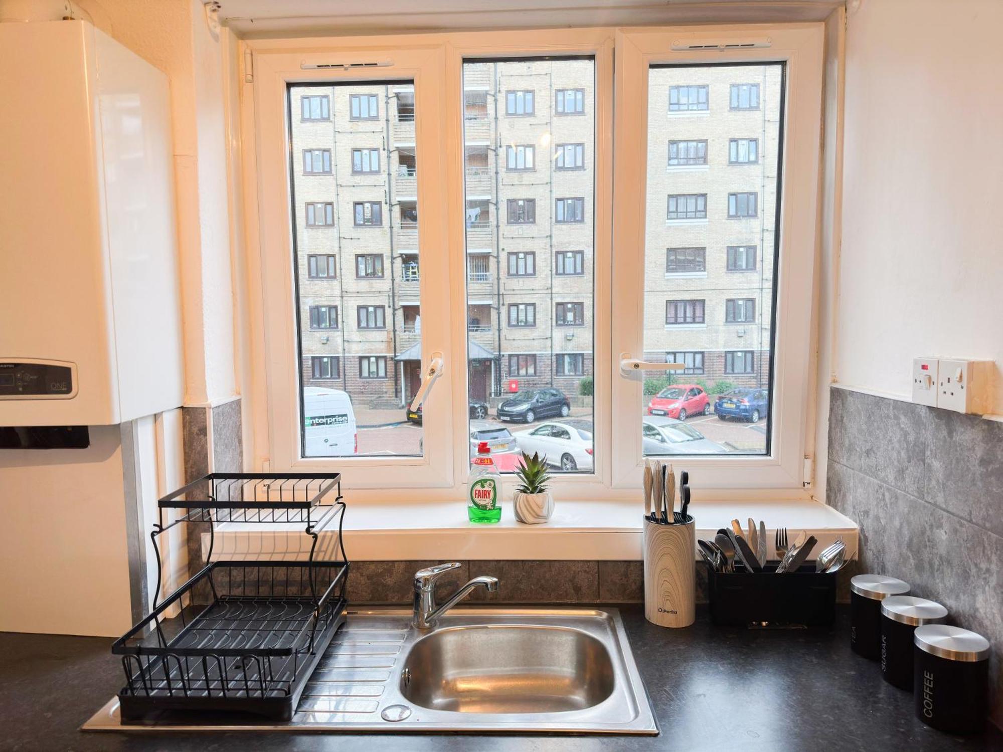 Vibrant 3 Bedrooms Flat With Private Balcony Near Finsbury Park, Wood Green Londres