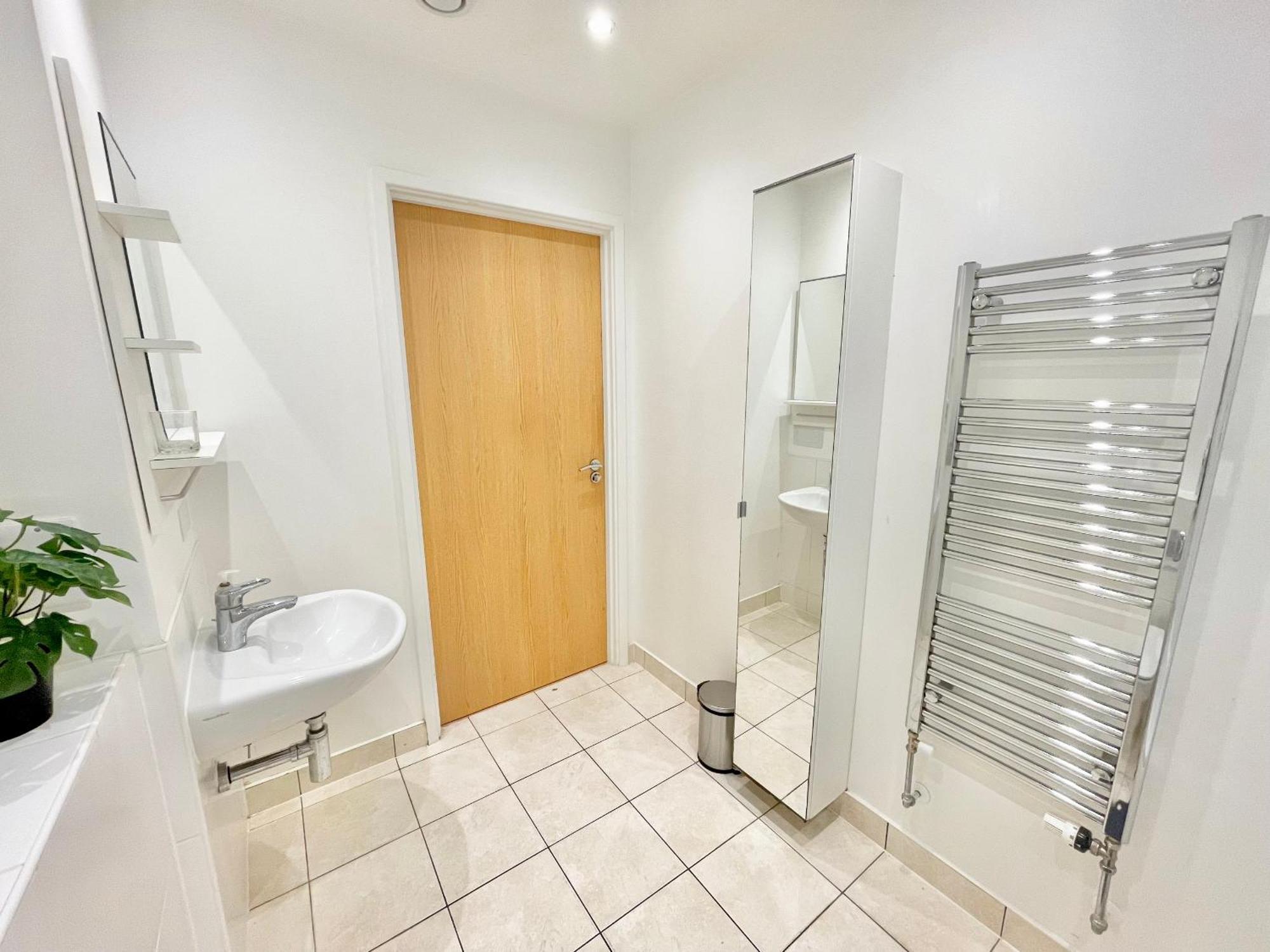 Modern Patio Flat Close To Tower Bridge Londres