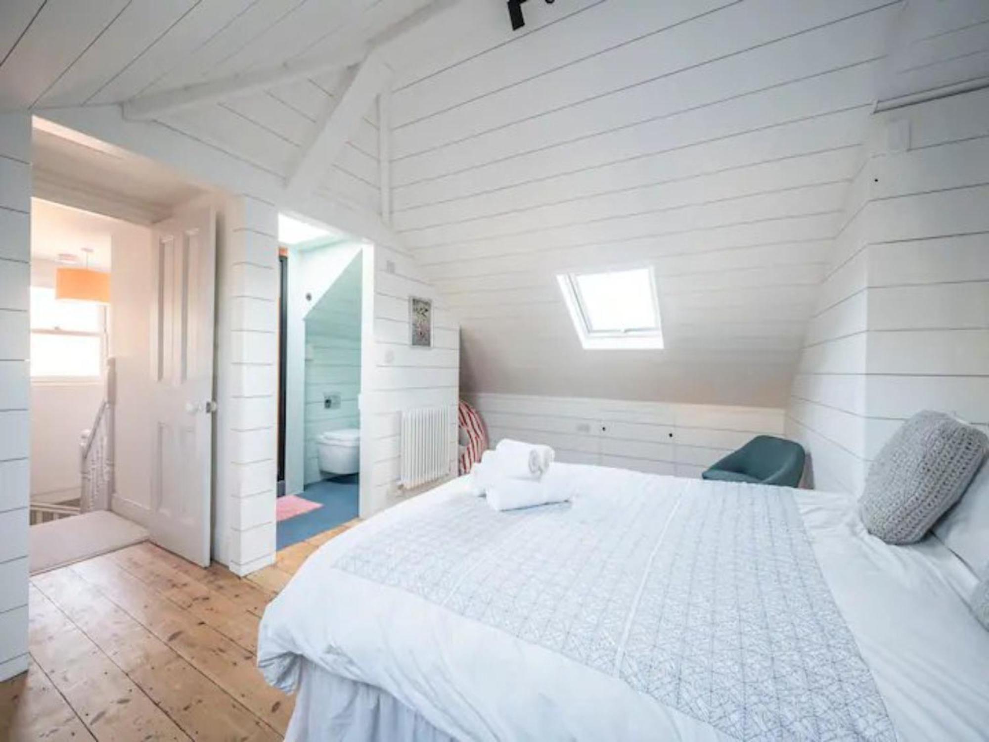 Pass The Keys Spacious Dulwich Family House With Pool Hébergement de vacances *