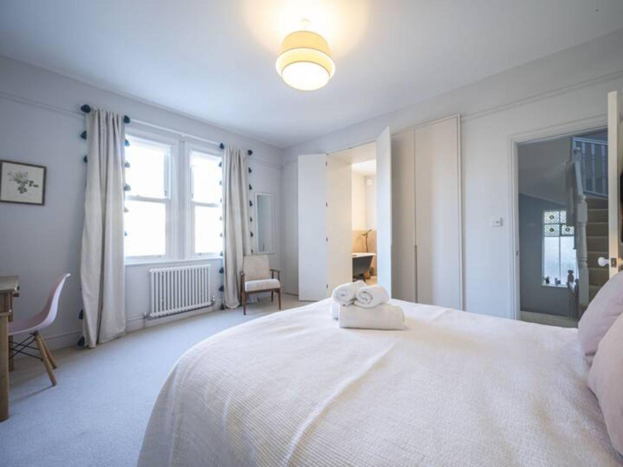 Pass The Keys Spacious Dulwich Family House With Pool Hébergement de vacances *