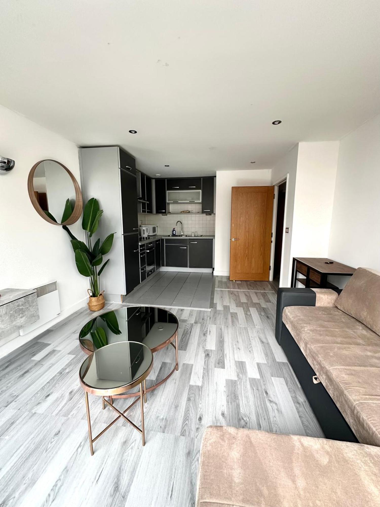 Glam Escape: Lavish Haven Apartment *
