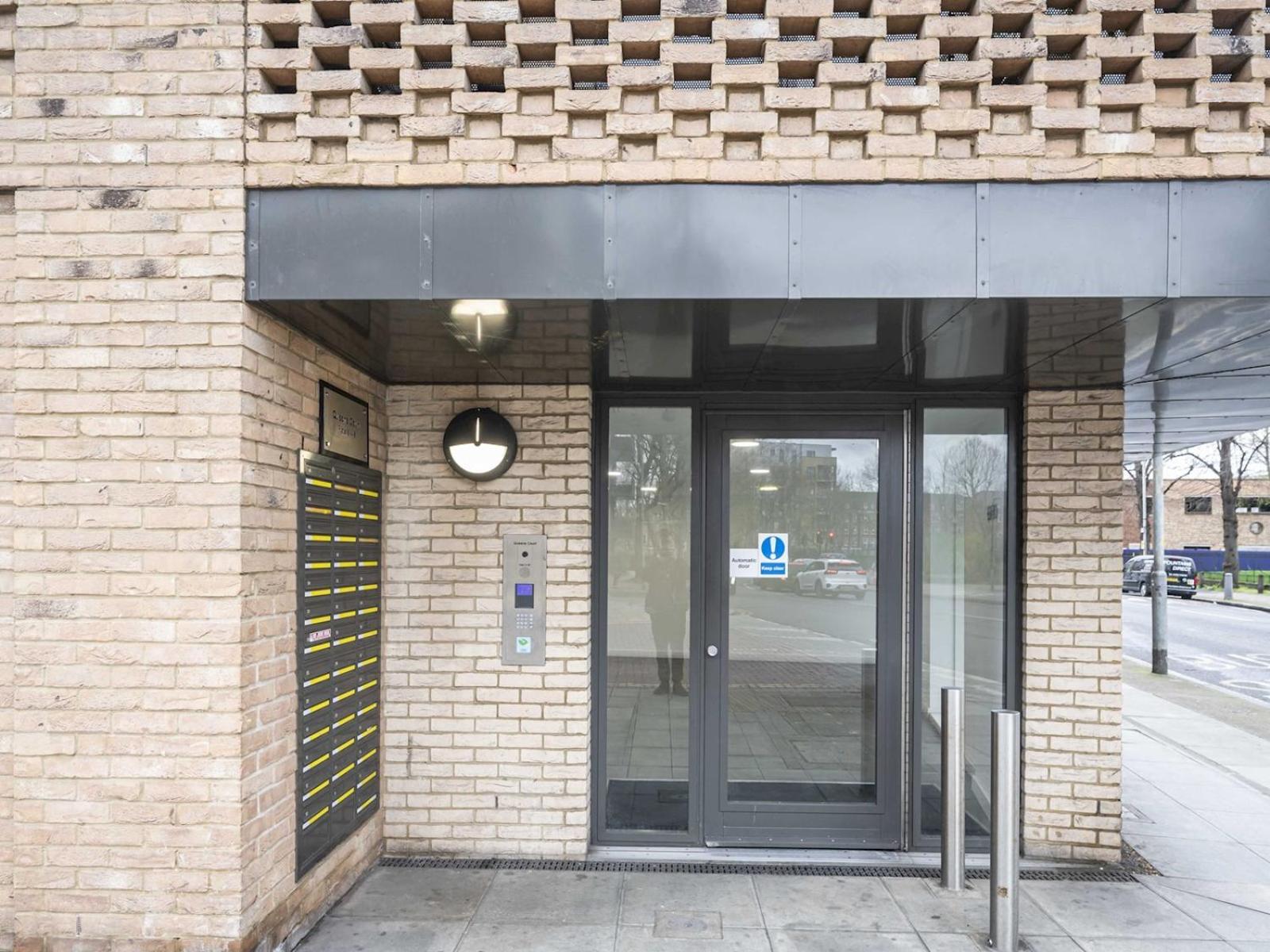 Near Tower Bridge And Tube Pass The Keys Apartment London