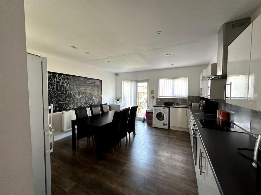 Сasa de vacaciones Spacious Holiday Near Tube Station - By Starlet