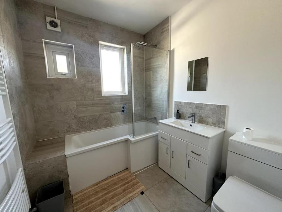 Spacious Holiday Near Tube Station - By Starlet