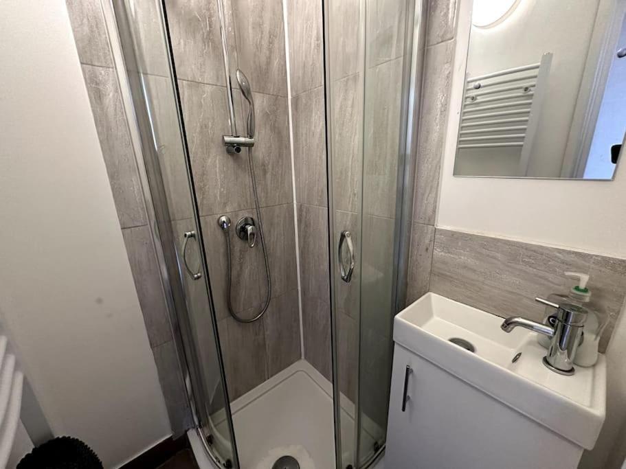 Spacious Holiday Near Tube Station - By Starlet Londres