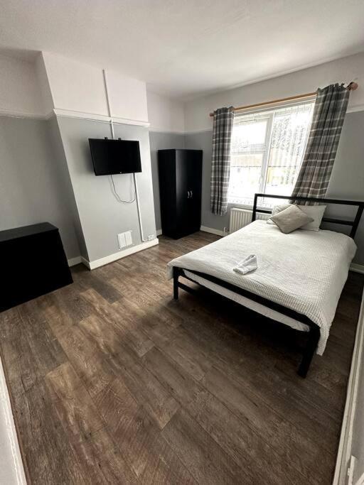 Сasa de vacaciones Spacious Holiday Near Tube Station - By Starlet *