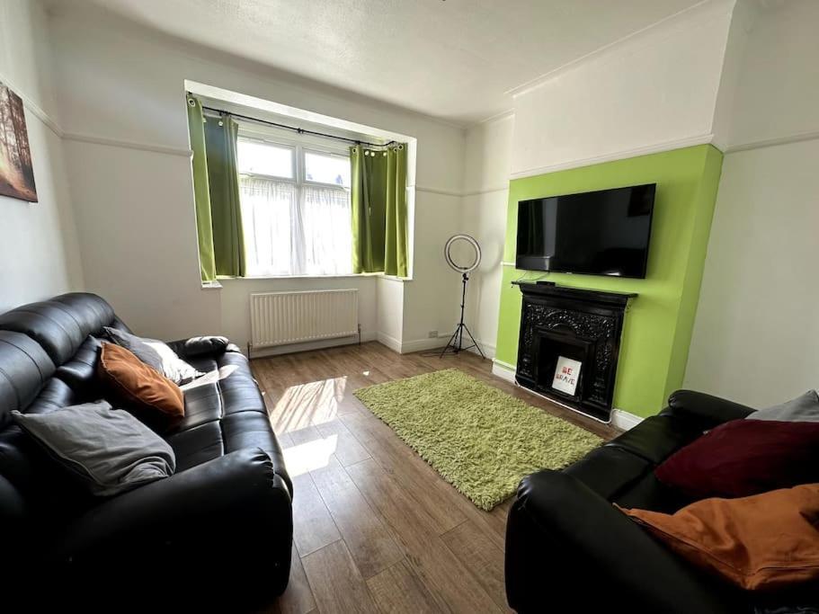 Spacious Holiday Near Tube Station - By Starlet Сasa de vacaciones Londres