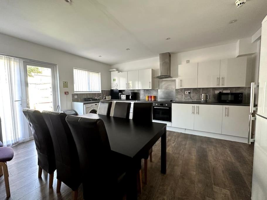 Spacious Holiday Near Tube Station - By Starlet Londres