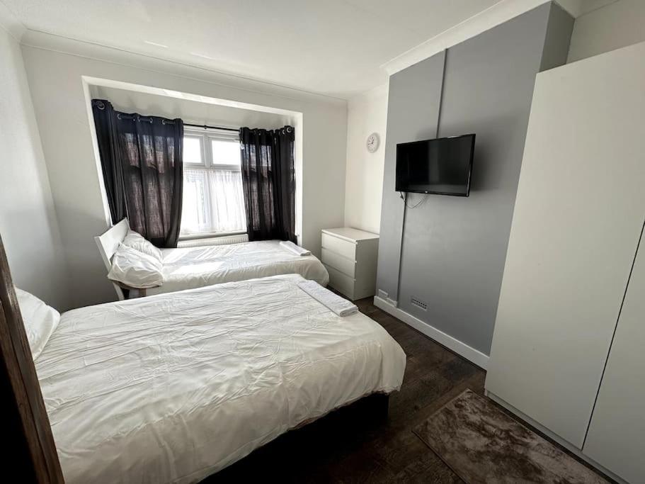 Spacious Holiday Near Tube Station - By Starlet *