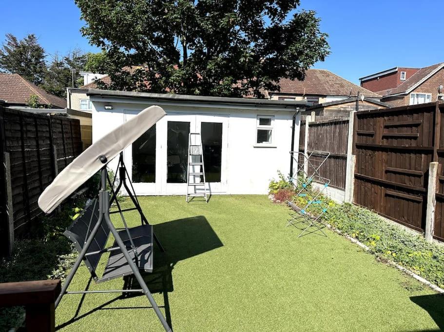 Spacious Holiday Near Tube Station - By Starlet Сasa de vacaciones