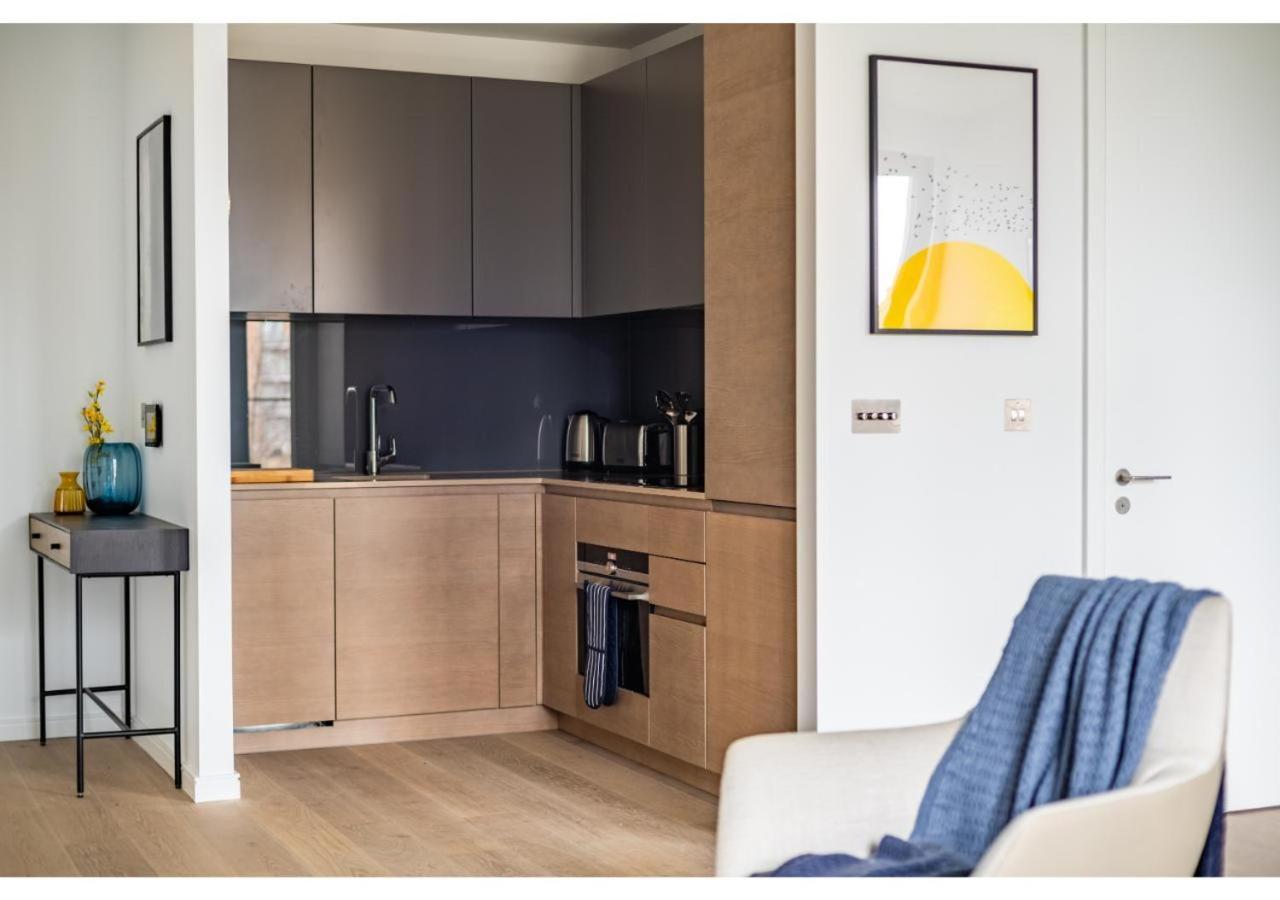 Elegant And Modern In Canary Wharf Right Next To Thames Londen