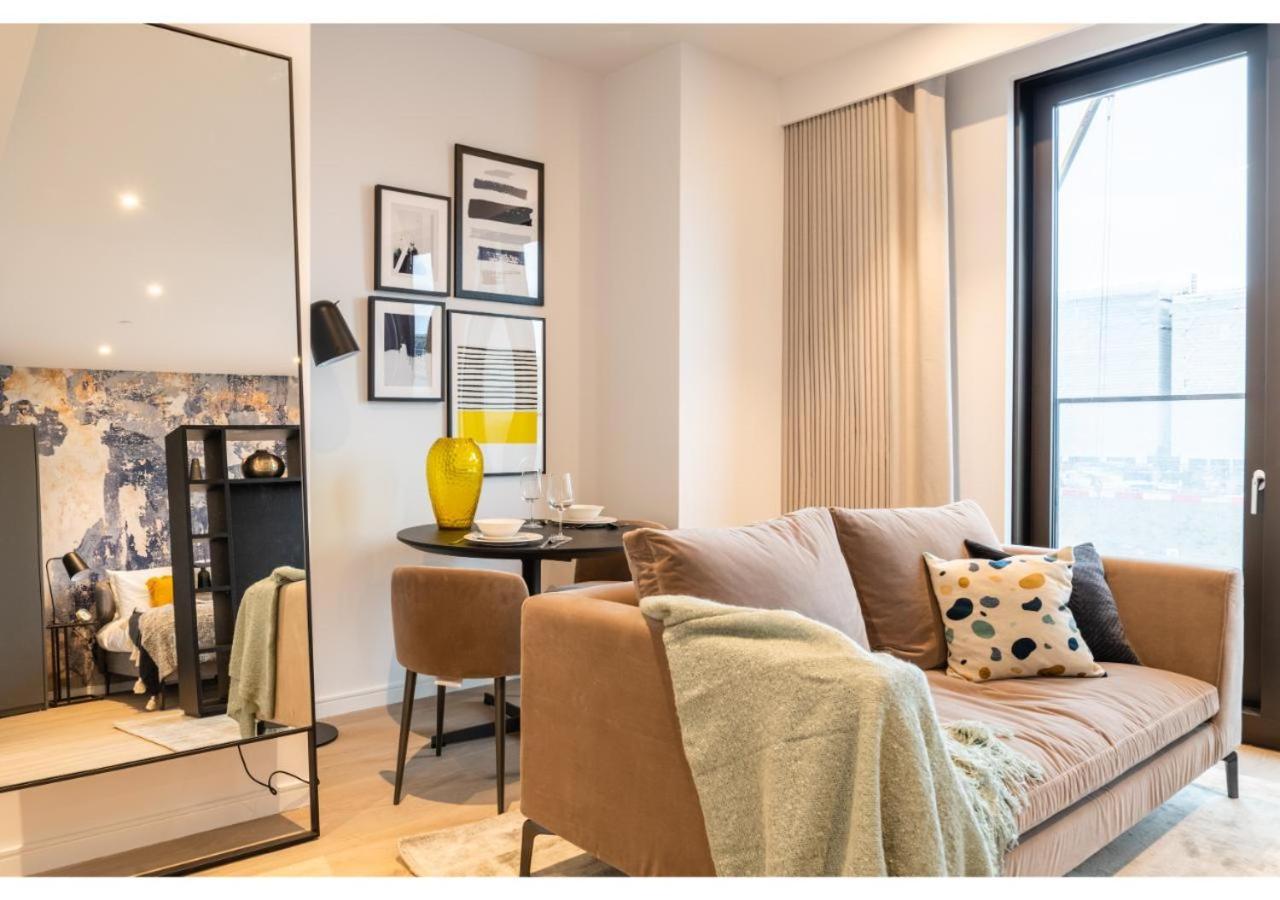 Elegant And Modern In Canary Wharf Right Next To Thames Londen