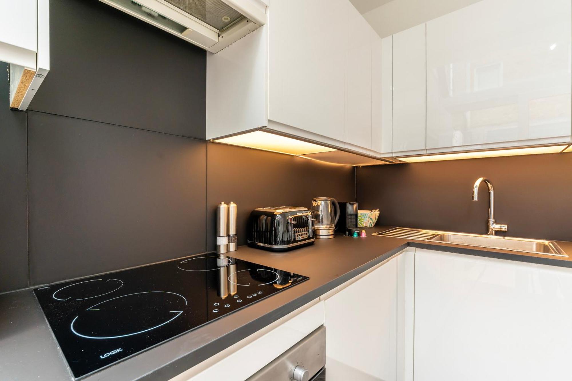 The Secret Kensington Garden Mews-2 Bedroom Full House-2 Train Lines- Spacious-kings Road- Harrods -chelsea Stadium-private Small Patio *